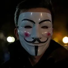 Mężczyzna w masce Guya Fawkesa, symbolu protestu i buntu. Czy to wendeta, co to za siła?