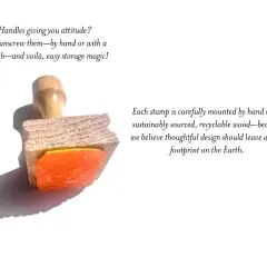 Drewniany stempel z pomarańczową gumką. Voilà, co to znaczy: łatwe przechowywanie i ekologiczny design.