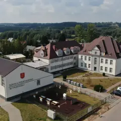 Szkoła Podstawowa w Przeróśli. Zastanawiasz się, ile kosztuje wyrobienie nowej legitymacji szkolnej?