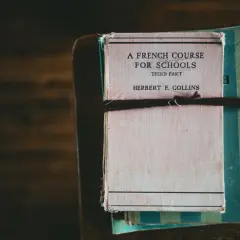 Stare podręczniki do francuskiego, idealne do ćwiczeń z passé composé.