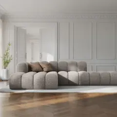 Przytulny salon z kanapą w stylu francuskim, ozdobnymi sztukateriami i drewnianą podłogą. Idealne miejsce, by poczuć się jak w Paryżu.