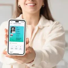 Na ekranie telefonu widoczna jest legitymacja studencka. Numer albumu, który jest numerem legitymacji szkolnej, ma 6 cyfr: 345678.