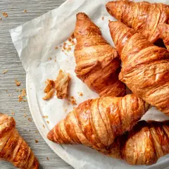 Złociste rogaliki po angielsku, czyli croissanty, kuszą chrupiącą skórką i puszystym wnętrzem. Idealne na śniadanie.