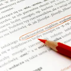 Czerwona kredka podkreśla fragment tekstu o odmianie rzeczowników, wyjaśniając, co oznacza nom.