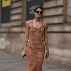 Elegancka sukienka po francusku, zdobiona koralikami, idealna na paryskie wyjście.