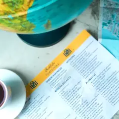 Lista rzeczy do zabrania na wycieczkę szkolną: apteczka, higiena osobista, dokumenty, ubrania i akcesoria.