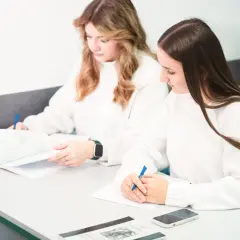 Dwie studentki uczą się do egzaminu z bezpieczeństwa narodowego. Po studiach można pracować w wielu miejscach.