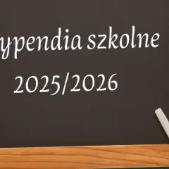 Tablica z napisem "Stypendia szkolne 2025/2026". Obok przybory szkolne. Czy stypendium szkolne wlicza się do dochodu?