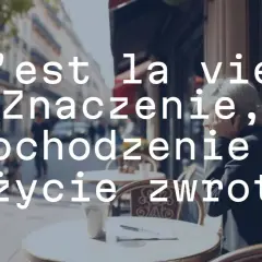 C'est la vie: znaczenie, pochodzenie i użycie zwrotu. Kobieta siedzi w paryskiej kawiarni.