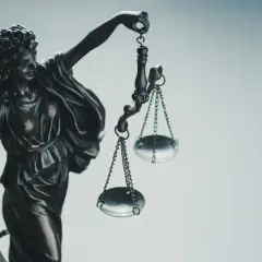Temida z wagą i mieczem, symbol sprawiedliwości. Czy to oznacza, że zawsze powinniśmy prosić o "pardon"?