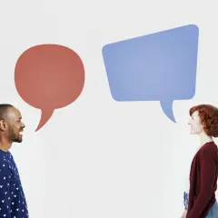 Mężczyzna i kobieta rozmawiają, nad nimi dymki dialogowe.