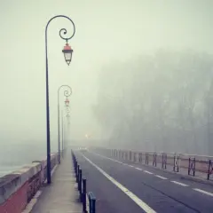 Most na moście w gęstej mgle, po francusku "brouillard". Latarnie tworzą tajemniczy nastrój.