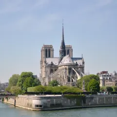 Katedra Notre Dame góruje nad Sekwaną, symbol paryskiego miasta.