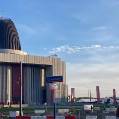 Świątynia Opatrzności Bożej w Warszawie. Monumentalna budowla z kopułą i krzyżem, symbol polskiej providence.