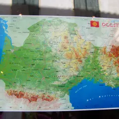 Mapa Occitanii z miastami i rzekami. Widoczna flaga regionu. Idealna na piątek po francusku, by zaplanować podróż.