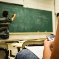 Co to znaczy absencja szkolna i jak wpływa na edukację ucznia?