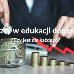 Ręka wrzuca monetę do słoika pełnego pieniędzy, obok rosnące stosy monet i czerwona strzałka w górę. Ile kosztuje nauczanie domowe?