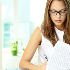 Pierwsza pensja po studiach: ile naprawdę zarabiają absolwenci?