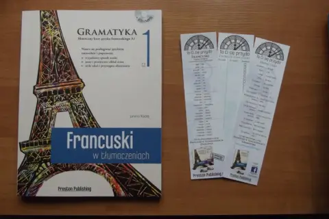 Książka "Francuski w tłumaczeniach. Gramatyka" i zakładki z francuskimi zwrotami. Idealne do nauki języka, gdy luty po francusku brzmi jak "février".
