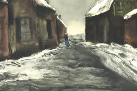 Zimowa uliczka, gdzie śnieg po francusku, czyli "neige", pokrywa wszystko. Samotna postać w niebieskiej sukience i czerwonej kurtce idzie przez zaspy.