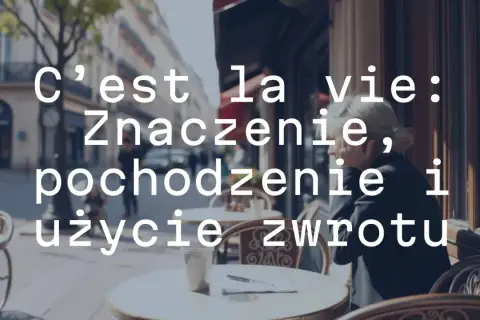 C'est la vie: znaczenie, pochodzenie i użycie zwrotu. Kobieta siedzi w paryskiej kawiarni.