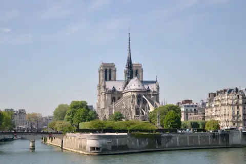 Katedra Notre Dame góruje nad Sekwaną, symbol paryskiego miasta.