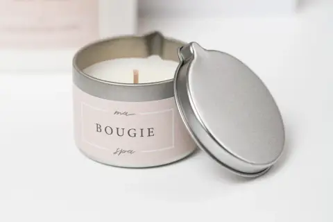 Elegancka bougie po polsku w metalowym opakowaniu, z delikatną etykietą "ma BOUGIE spa". Idealna do relaksu.