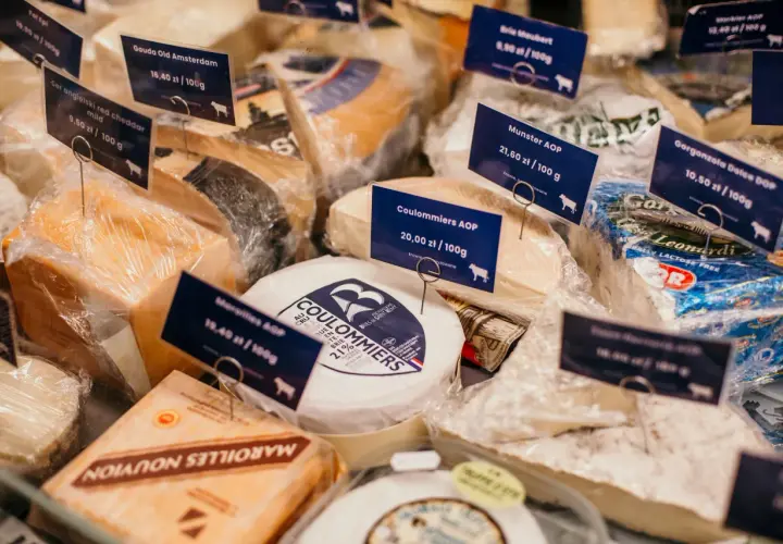 Sery francuskie rodzaje: Brie, Munster, Coulommiers, Gouda Old Amsterdam, Ser angielski red cheddar. Wybór dla smakoszy.