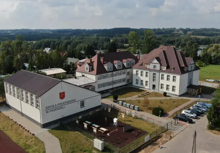 Szkoła Podstawowa w Przeróśli. Zastanawiasz się, ile kosztuje wyrobienie nowej legitymacji szkolnej?