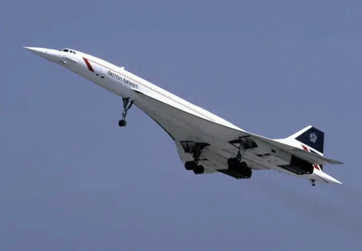 Concorde, legendarny francuski samolot naddźwiękowy British Airways, wznosi się na tle błękitnego nieba.