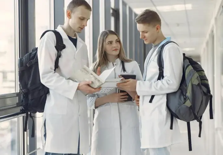 Jak wygląda życie lekarza po studiach? Obowiązki i wyzwania