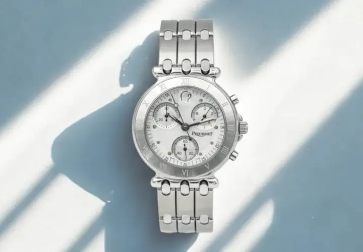 Elegancki zegarek Pequignet z tarczą w rzymskie cyfry i trzema subtarczami. Idealny, by odmierzać godziny po francusku.