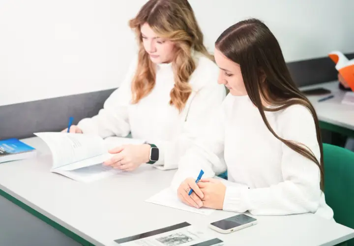 Dwie studentki uczą się do egzaminu z bezpieczeństwa narodowego. Po studiach można pracować w wielu miejscach.
