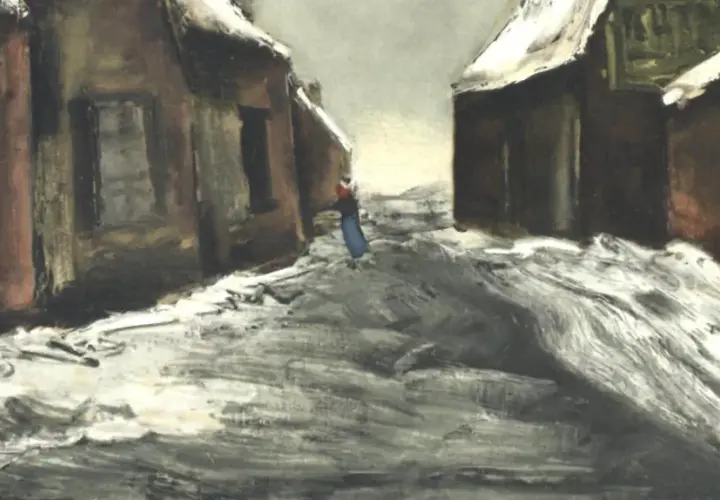 Zimowa uliczka, gdzie śnieg po francusku, czyli "neige", pokrywa wszystko. Samotna postać w niebieskiej sukience i czerwonej kurtce idzie przez zaspy.