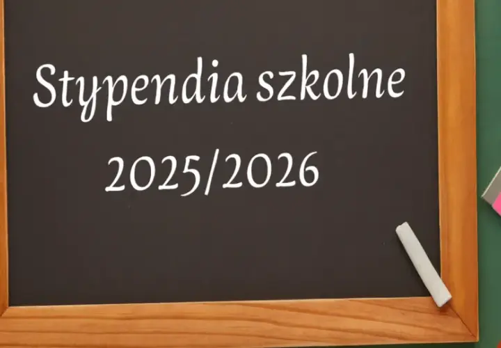 Tablica z napisem "Stypendia szkolne 2025/2026". Obok przybory szkolne. Czy stypendium szkolne wlicza się do dochodu?