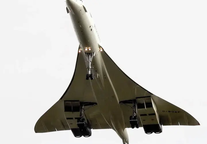 Concorde w locie, widok od dołu, z wysuniętym podwoziem.