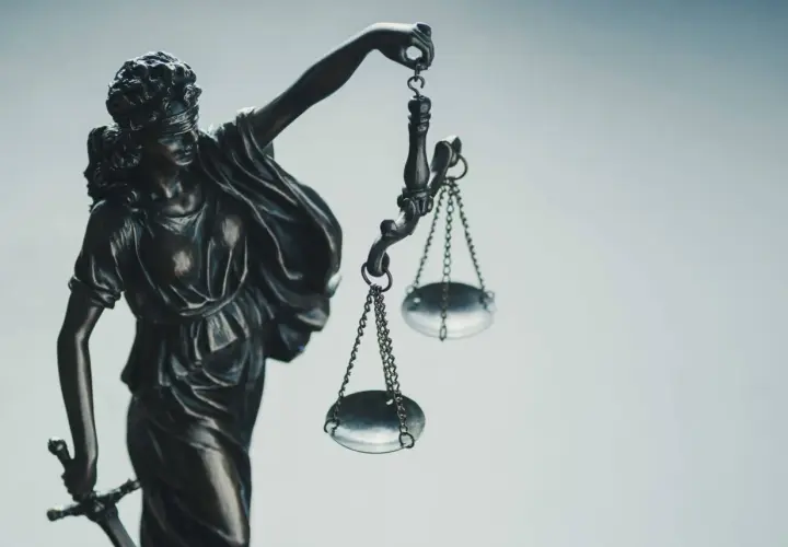 Temida z wagą i mieczem, symbol sprawiedliwości. Czy to oznacza, że zawsze powinniśmy prosić o "pardon"?