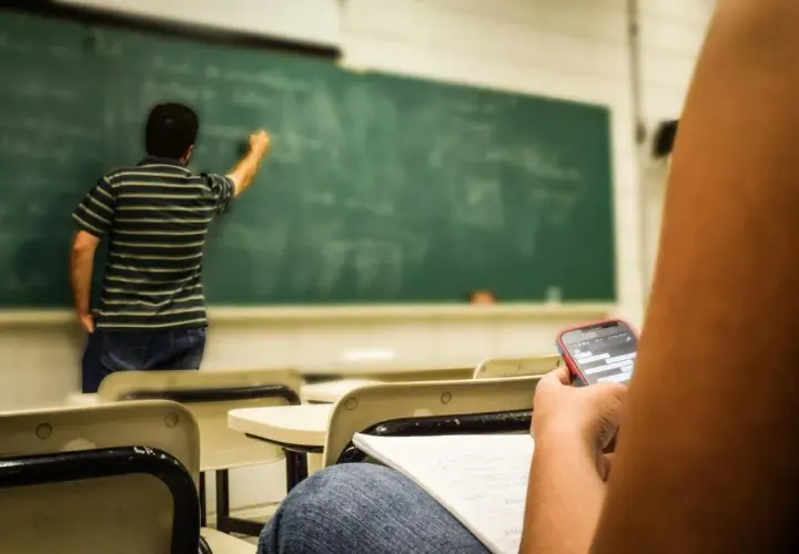 Co to znaczy absencja szkolna i jak wpływa na edukację ucznia?