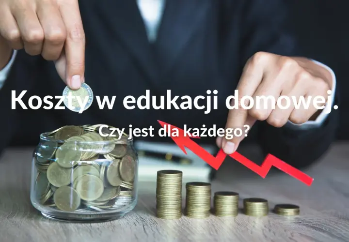 Ręka wrzuca monetę do słoika pełnego pieniędzy, obok rosnące stosy monet i czerwona strzałka w górę. Ile kosztuje nauczanie domowe?