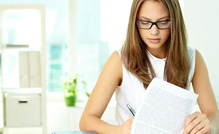 Pierwsza pensja po studiach: ile naprawdę zarabiają absolwenci?