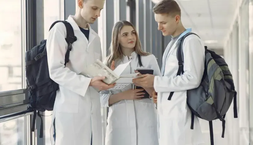 Jak wygląda życie lekarza po studiach? Obowiązki i wyzwania