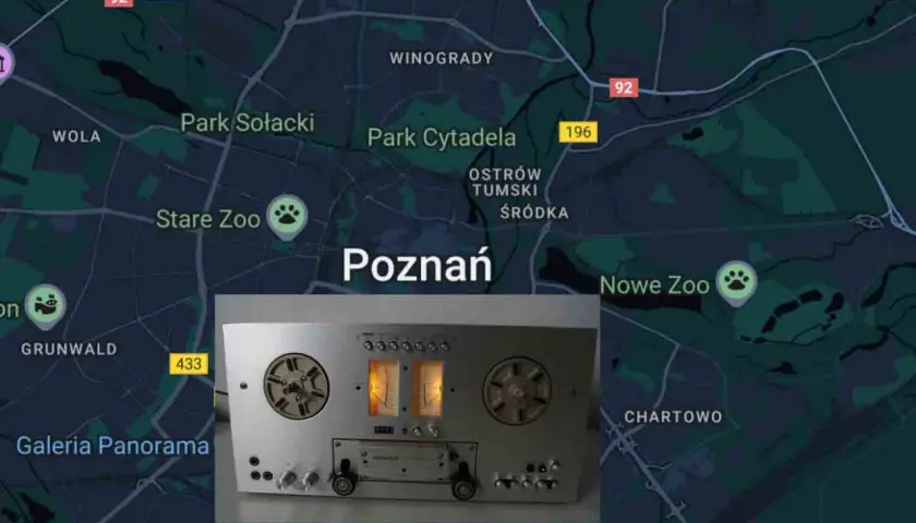 Stary magnetofon szpulowy na tle mapy Poznania, z zaznaczonymi dzielnicami jak Grunwald, Wola, Stare Zoo i Nowe Zoo.
