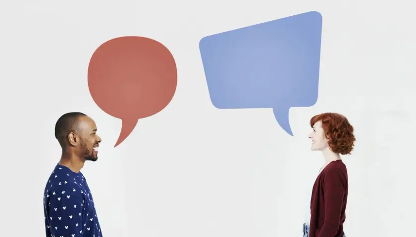 Mężczyzna i kobieta rozmawiają, nad nimi dymki dialogowe.