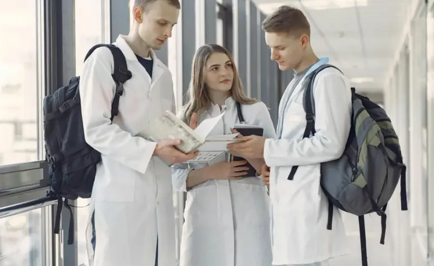 Jak wygląda życie lekarza po studiach? Obowiązki i wyzwania