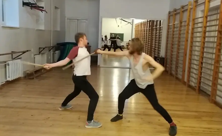 "En garde!" co to znaczy? Znaczenie, historia i użycie