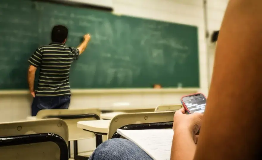 Co to znaczy absencja szkolna i jak wpływa na edukację ucznia?