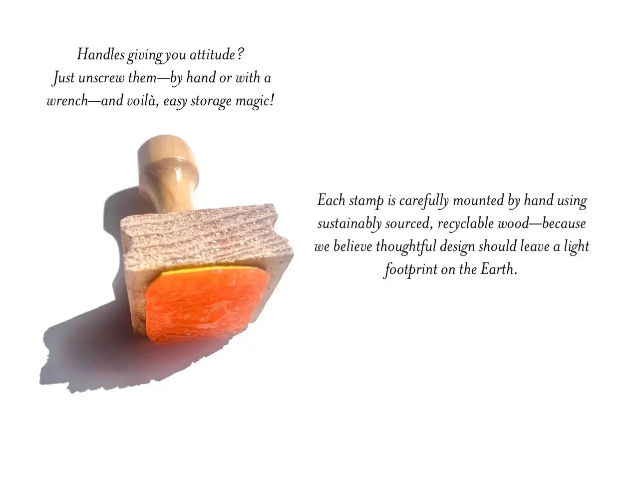 Drewniany stempel z pomarańczową gumką. Voilà, co to znaczy: łatwe przechowywanie i ekologiczny design.