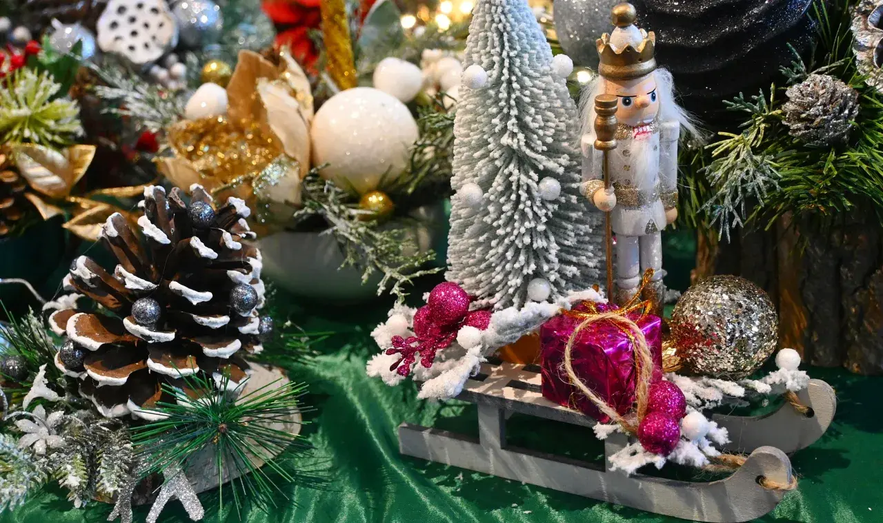 Noel to czas cudów! Na sankach z orzechem, choinka, szyszki i błyszczące ozdoby.