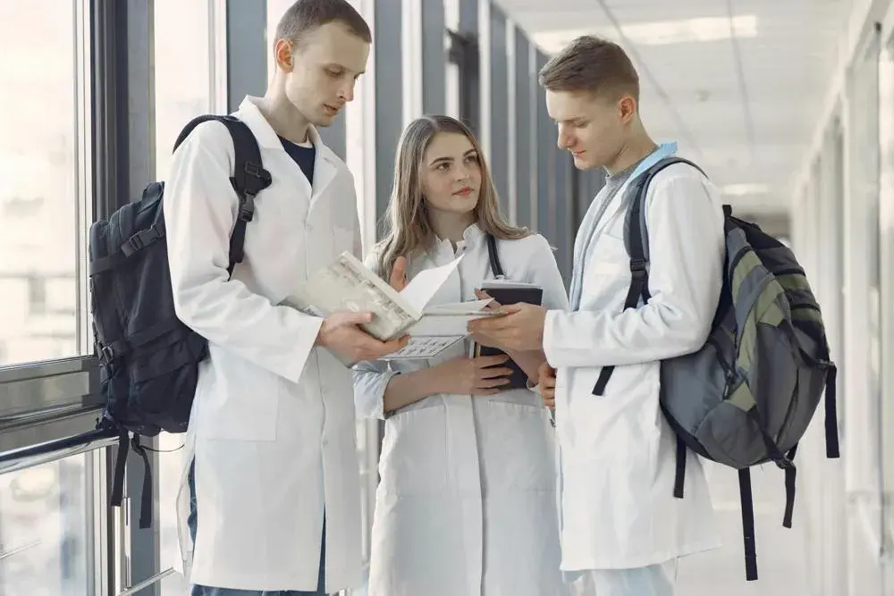 Jak wygląda życie lekarza po studiach? Obowiązki i wyzwania