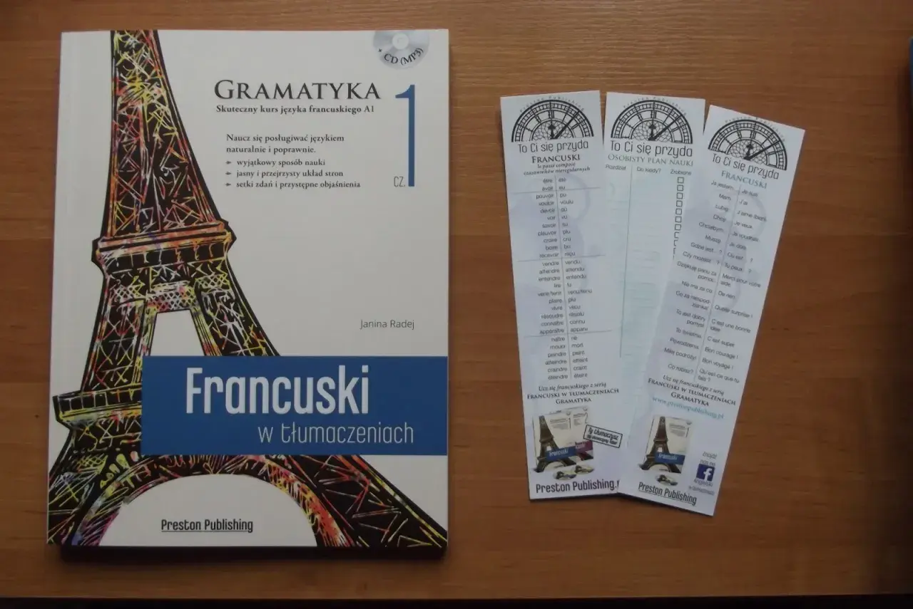Książka "Francuski w tłumaczeniach. Gramatyka" i zakładki z francuskimi zwrotami. Idealne do nauki języka, gdy luty po francusku brzmi jak "février".